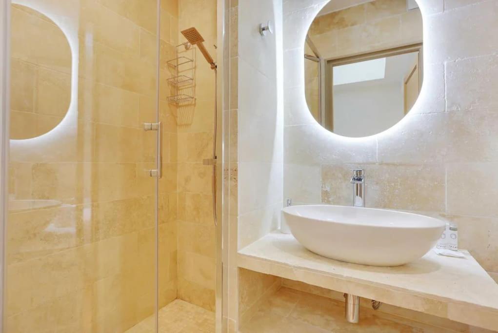 J Wonderful Flat In Le Marais