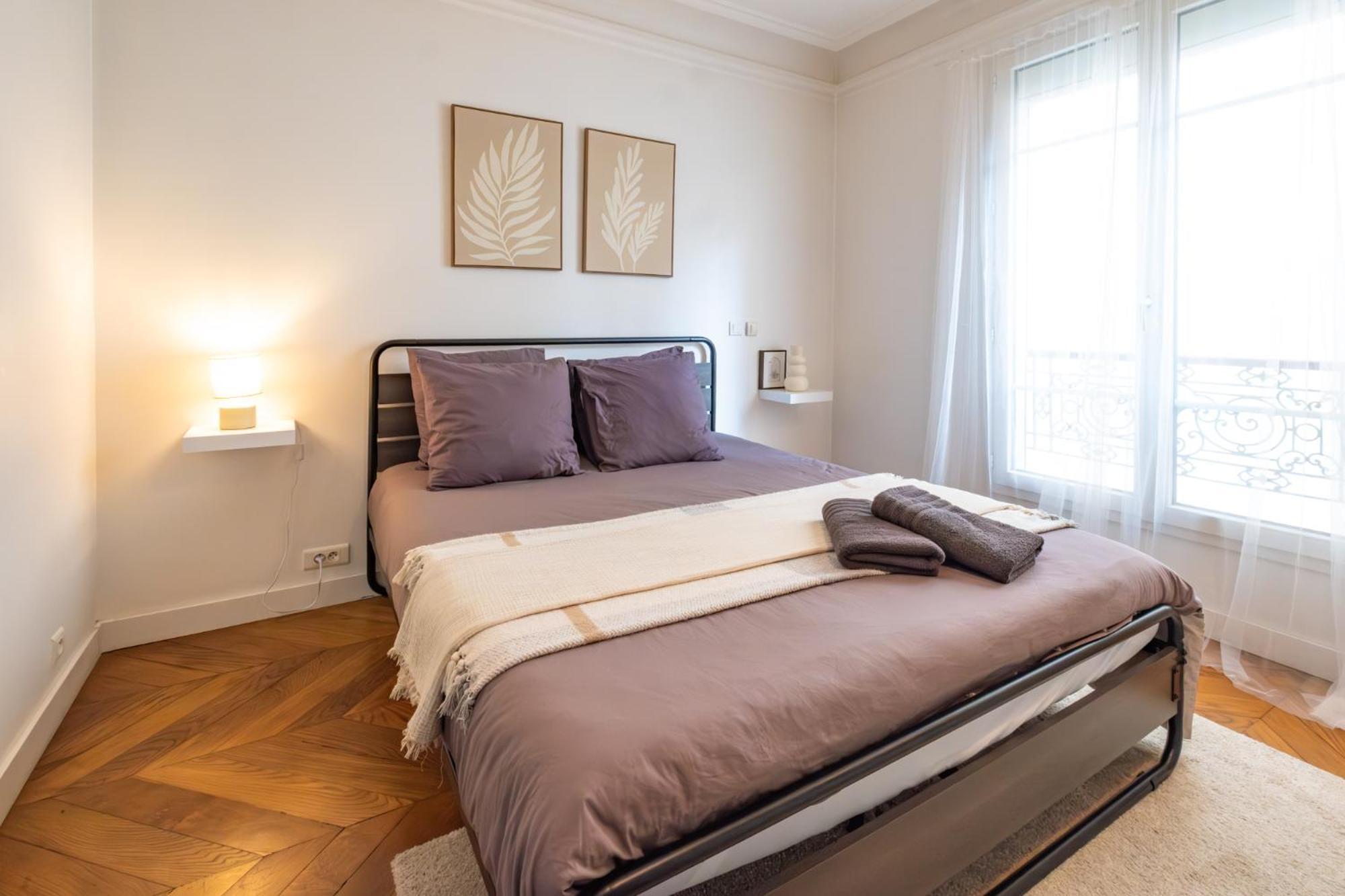 Apartment Spacious For 6 People Paris