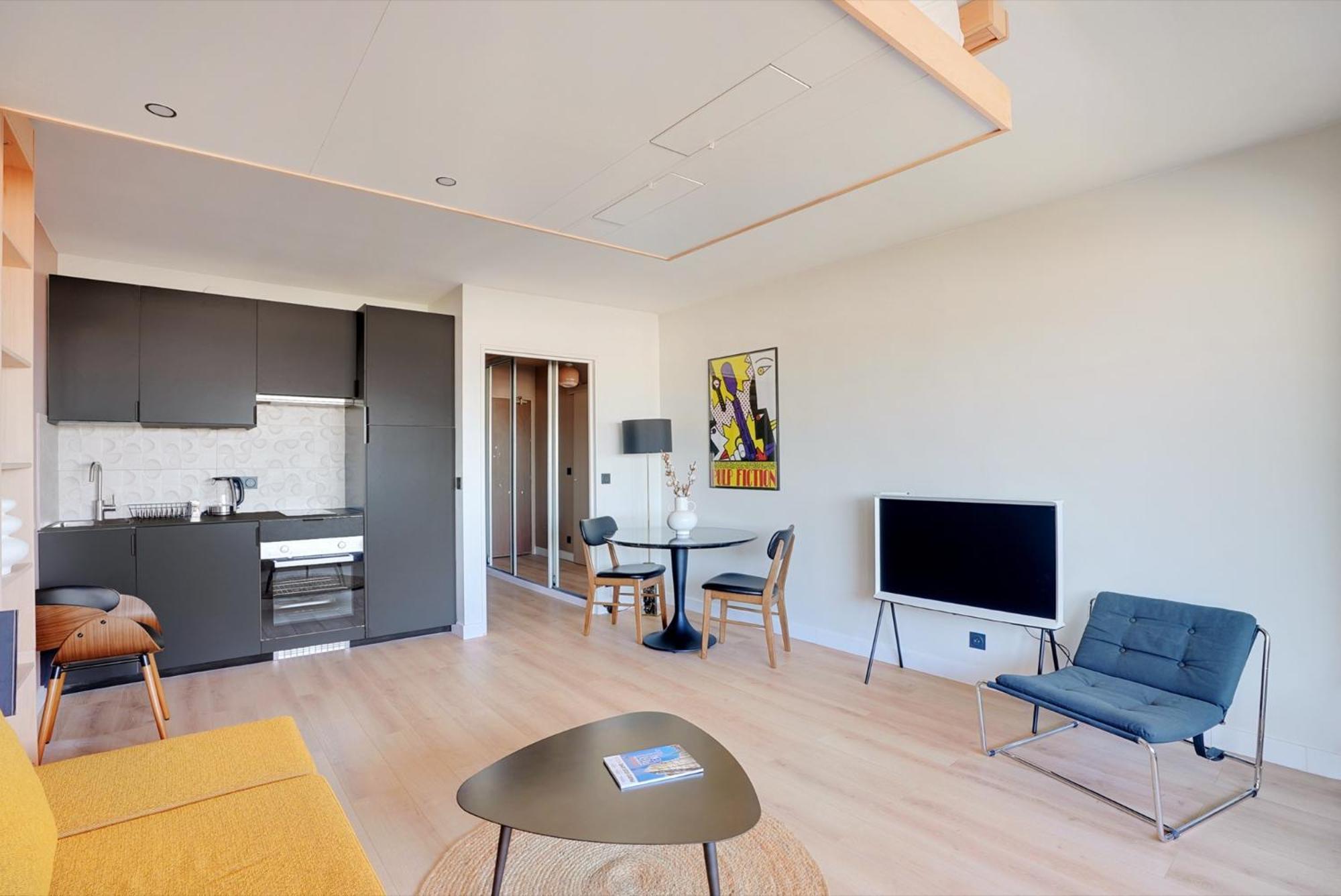 Refait A Neuf Avec Balcon Et Vue Sur La Seine - Bail Mobilite Apartment
