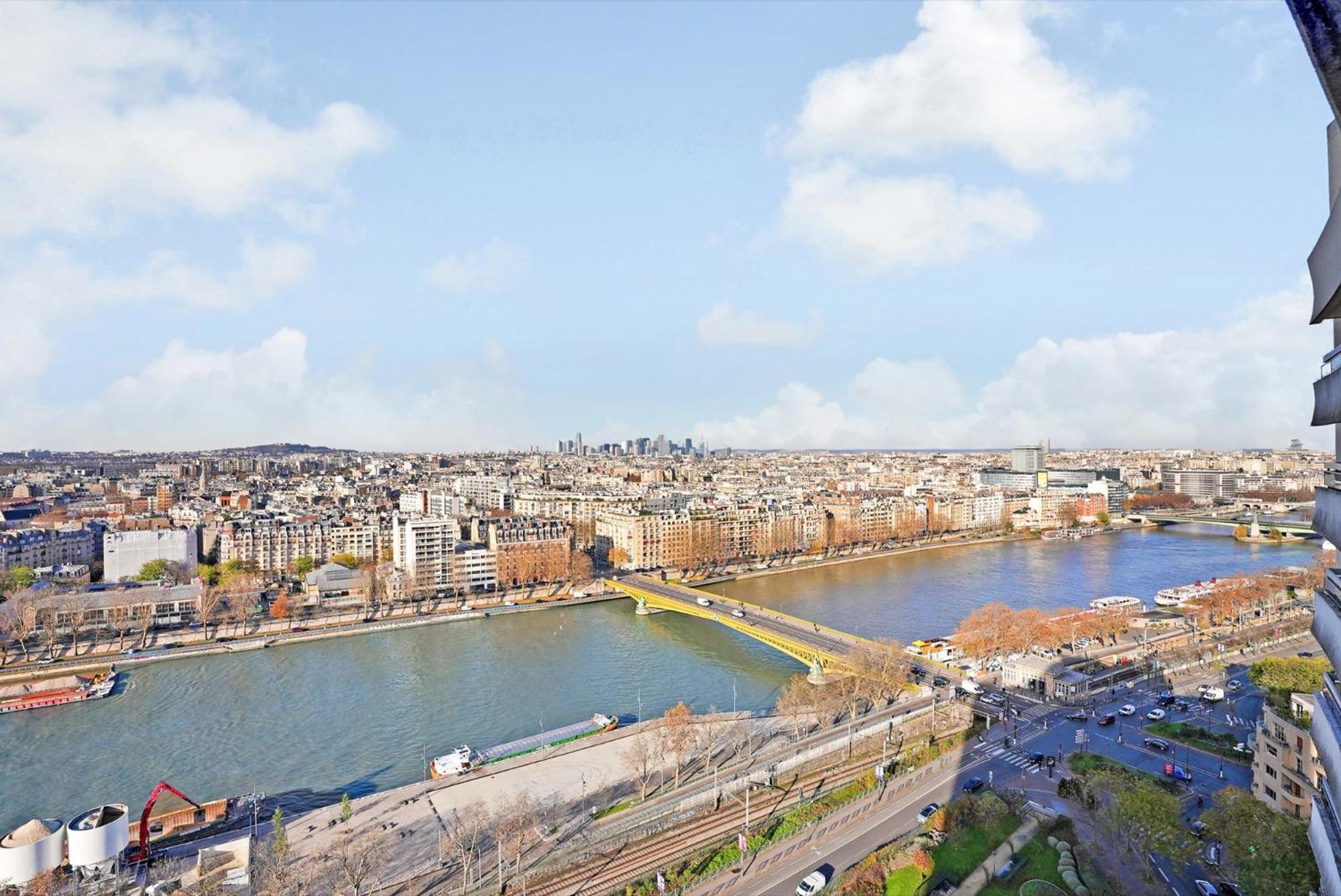Refait A Neuf Avec Balcon Et Vue Sur La Seine - Bail Mobilite