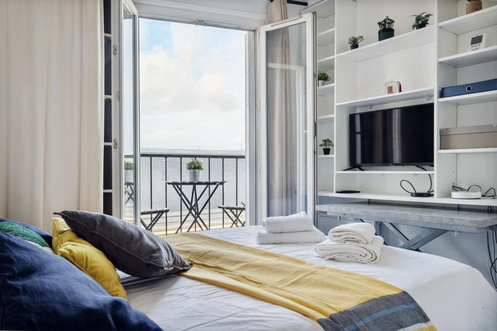 Amazing View In Heart Of Apartment