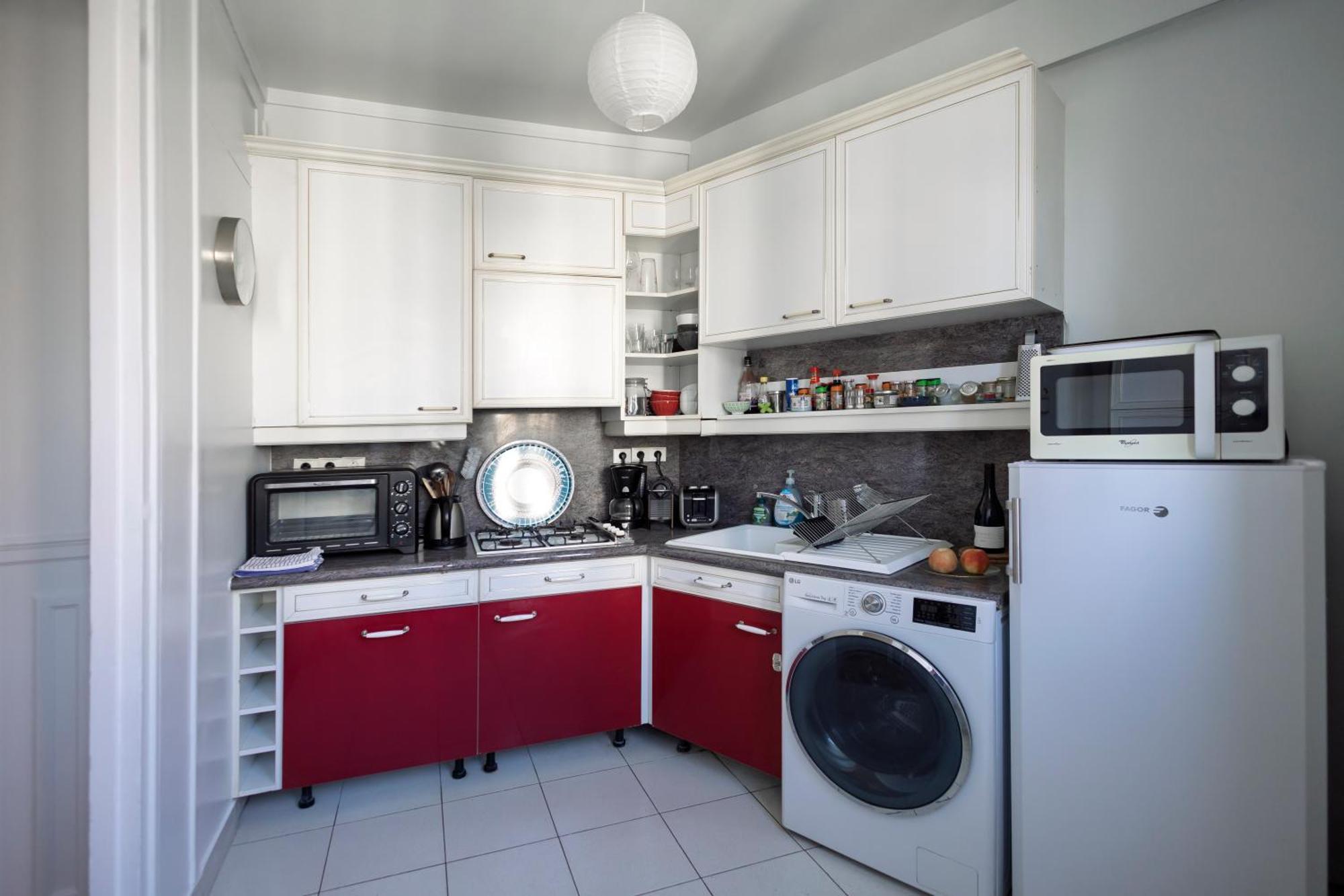 Lovely & Quiet A Montmartre Apartment