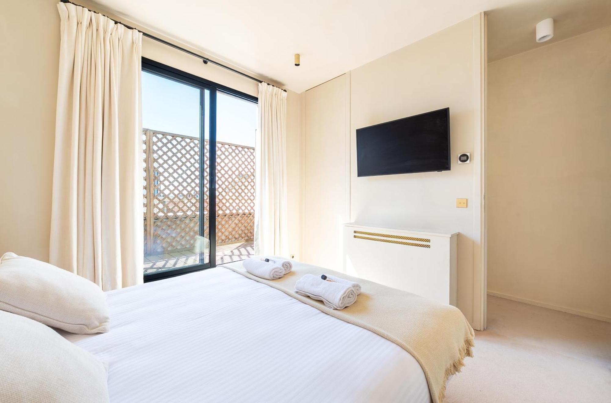 Lease Mobility L Champs-elysee & Eiffel View L Triplex 2br & Rooftop Apartment