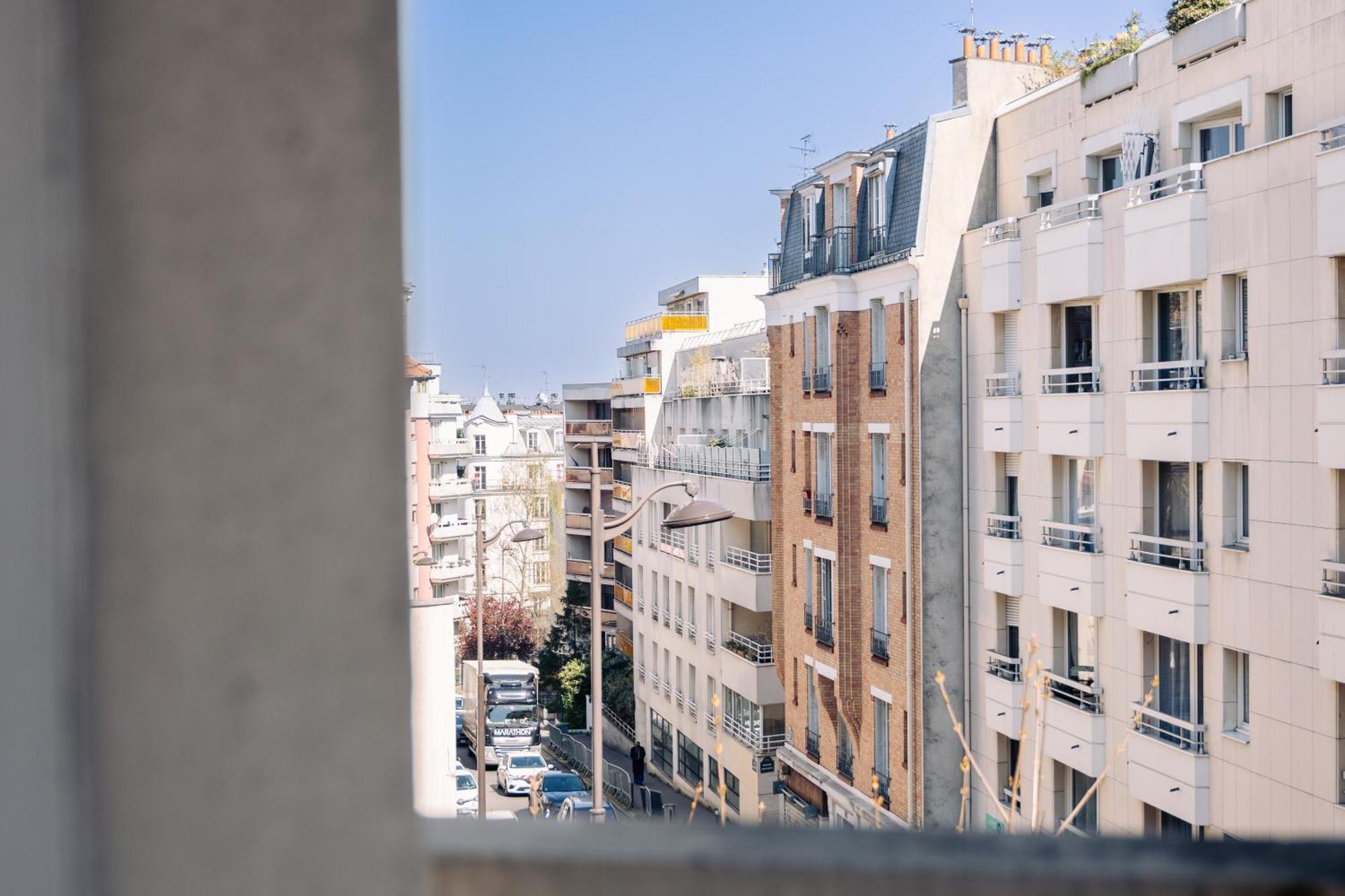 Apartment Pied-a-terre In 19 Paris
