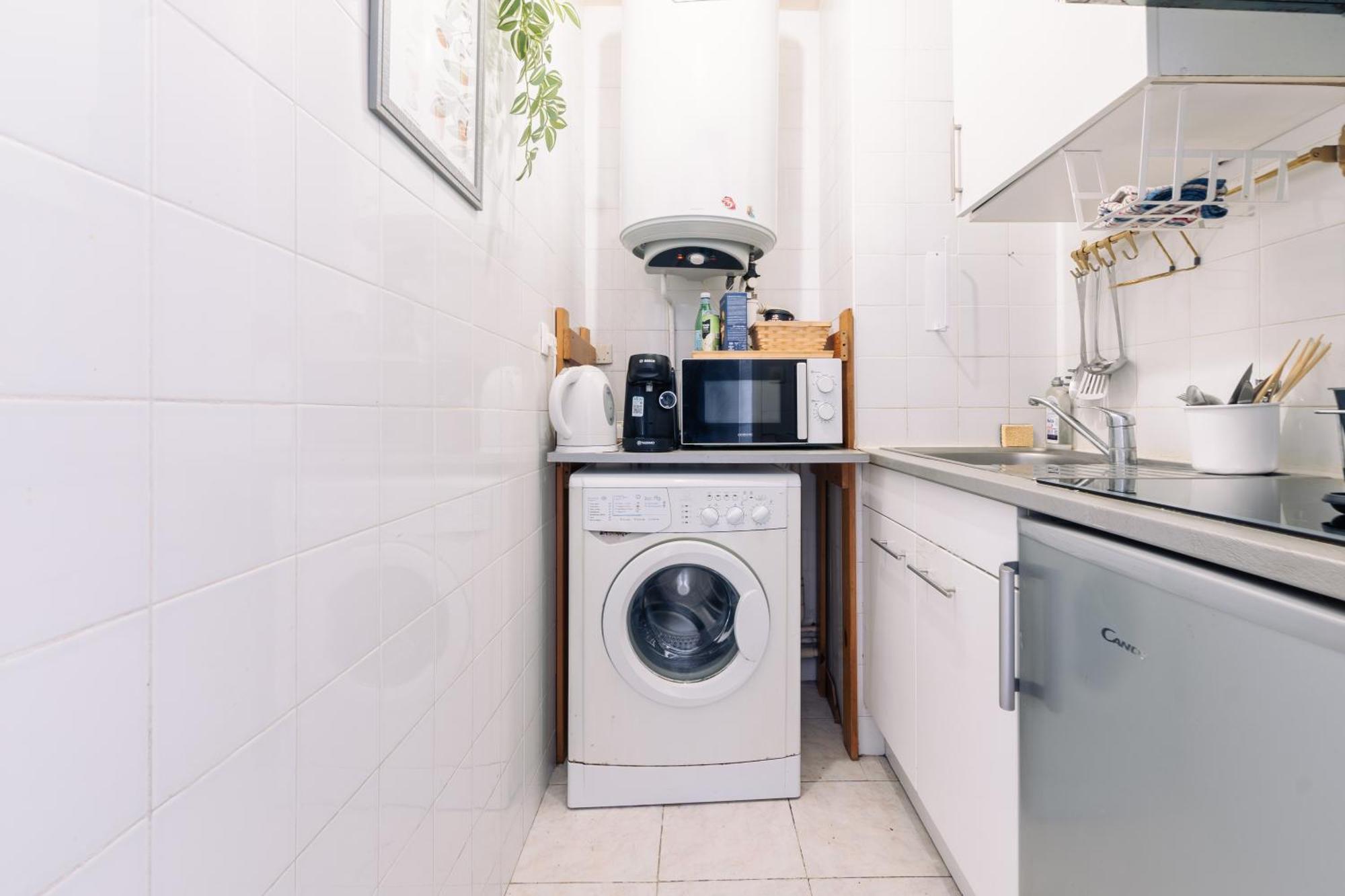 Apartment Pied-a-terre In 19 Paris