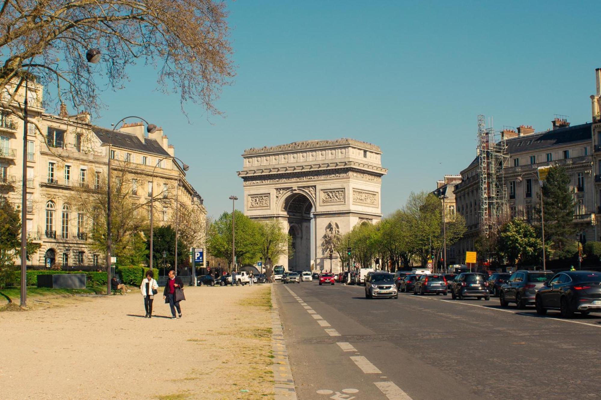 Place Equipe Au Coeur De Avec Vue Sur L'arc De Triomphe Et La Tour Eiffel Séjour chez l'habitant