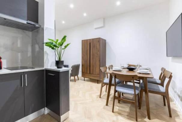 Elegant Pres Du Jardin Du Luxembourg Apartment