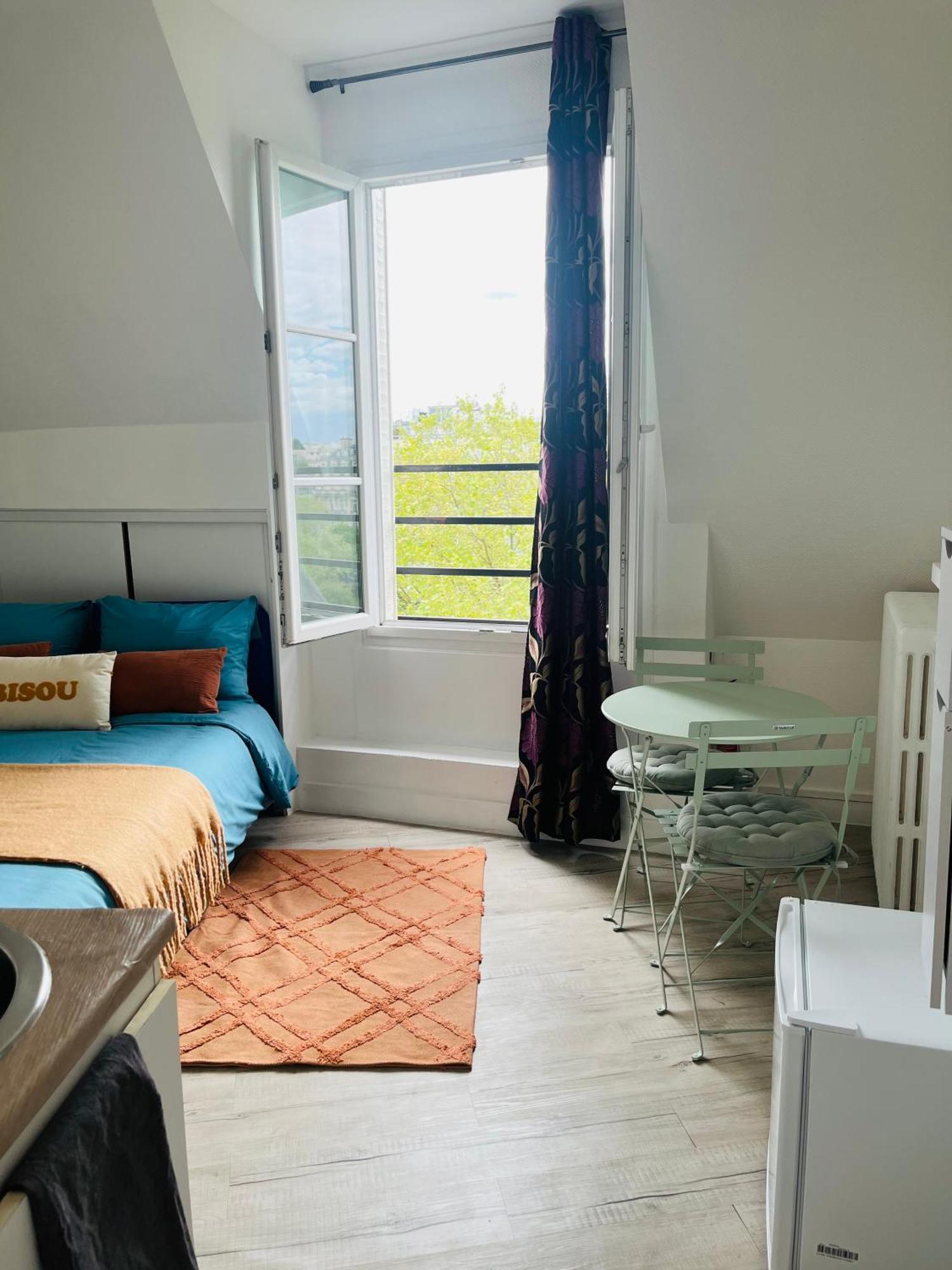 Séjour chez l'habitant Place Equipe Au Coeur De Avec Vue Sur L'arc De Triomphe Et La Tour Eiffel *