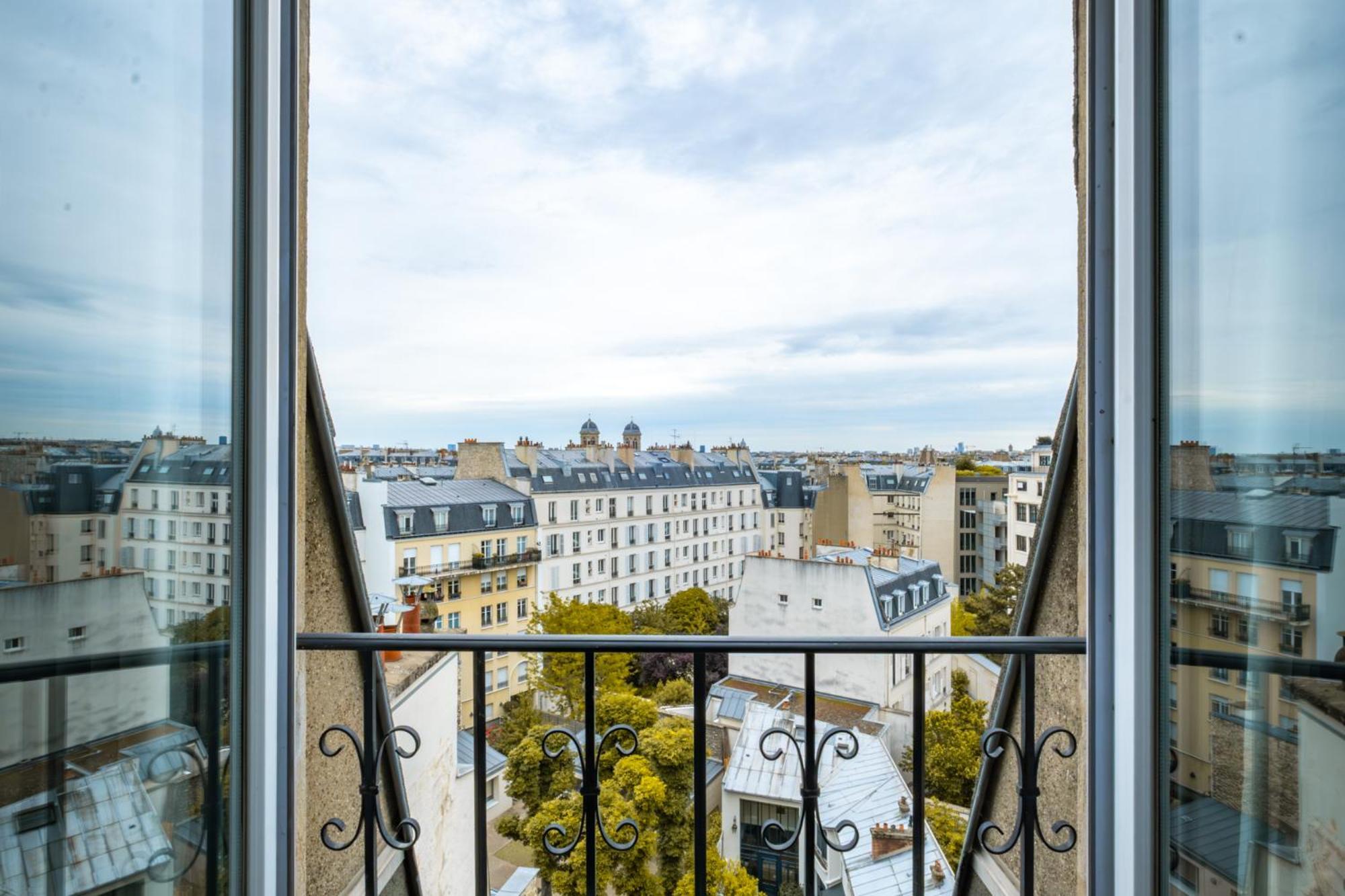 Charming - Eiffel Tower Paris