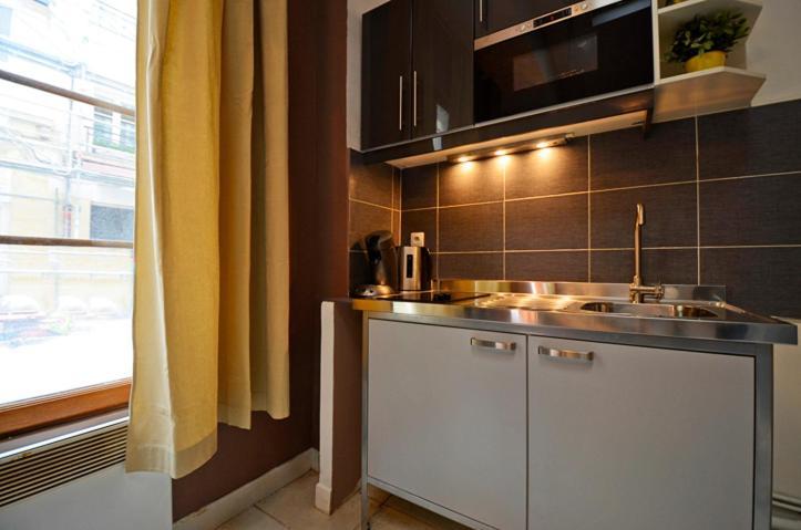 Short Group Temple Serviced Apartment Paris