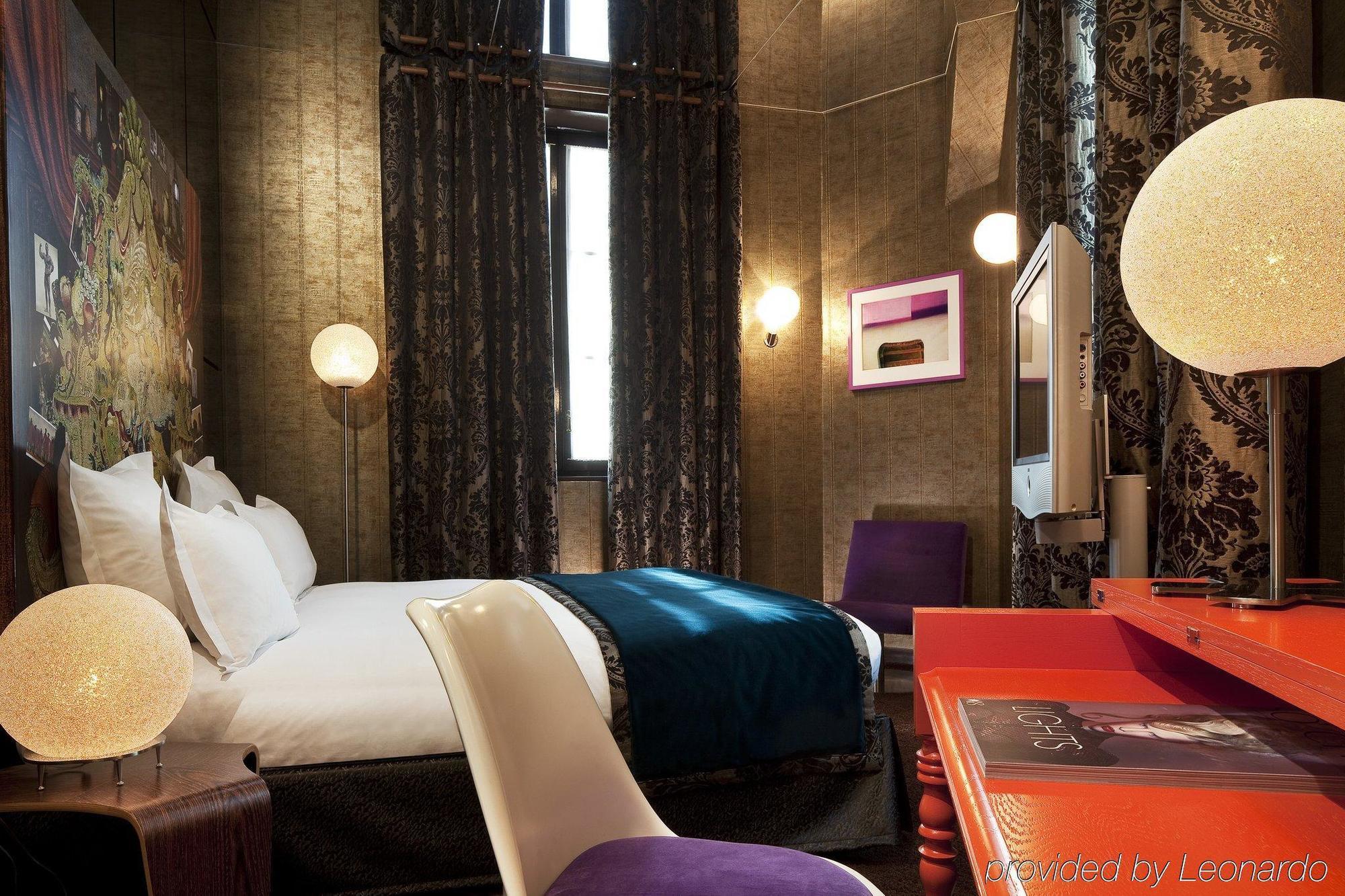 Hotel Du Petit Moulin, Haute Couture By Lacroix 4*