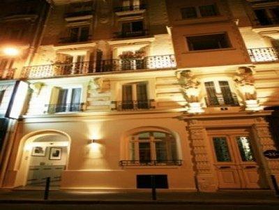 Hotel De Nemours 2*