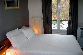 Du Parc Saint Charles 2* Paris