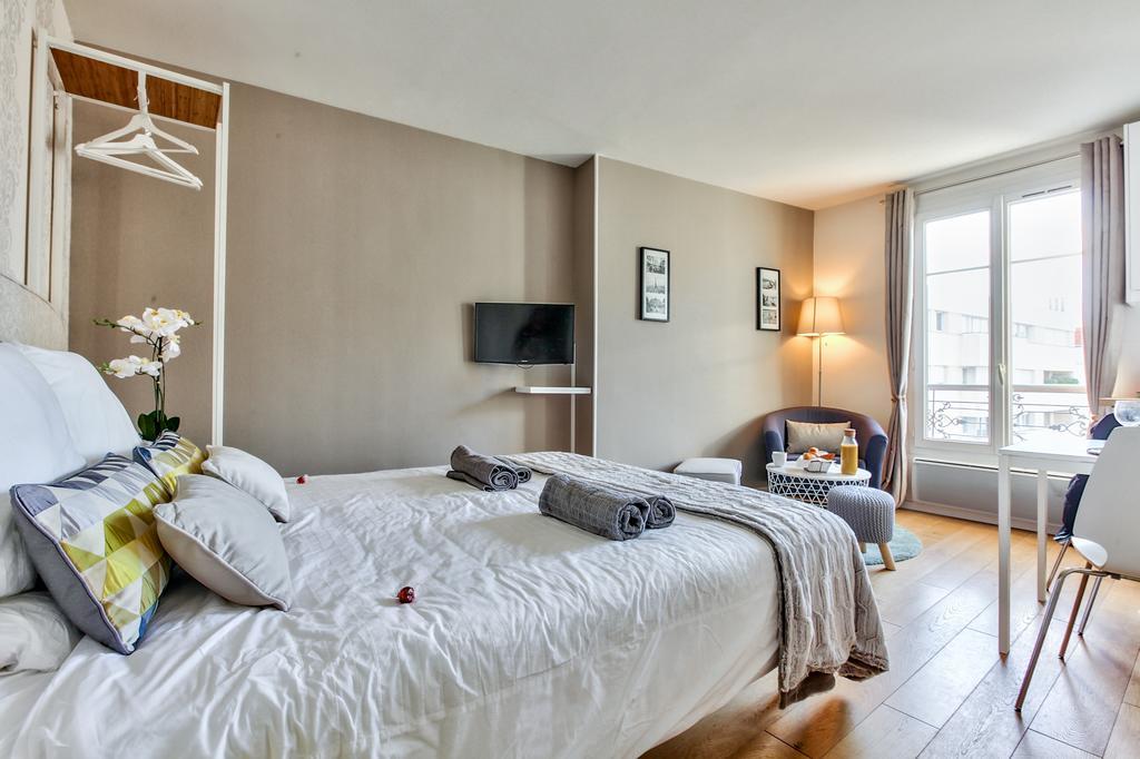 Lovely Nest Eiffel Tower Bottom *