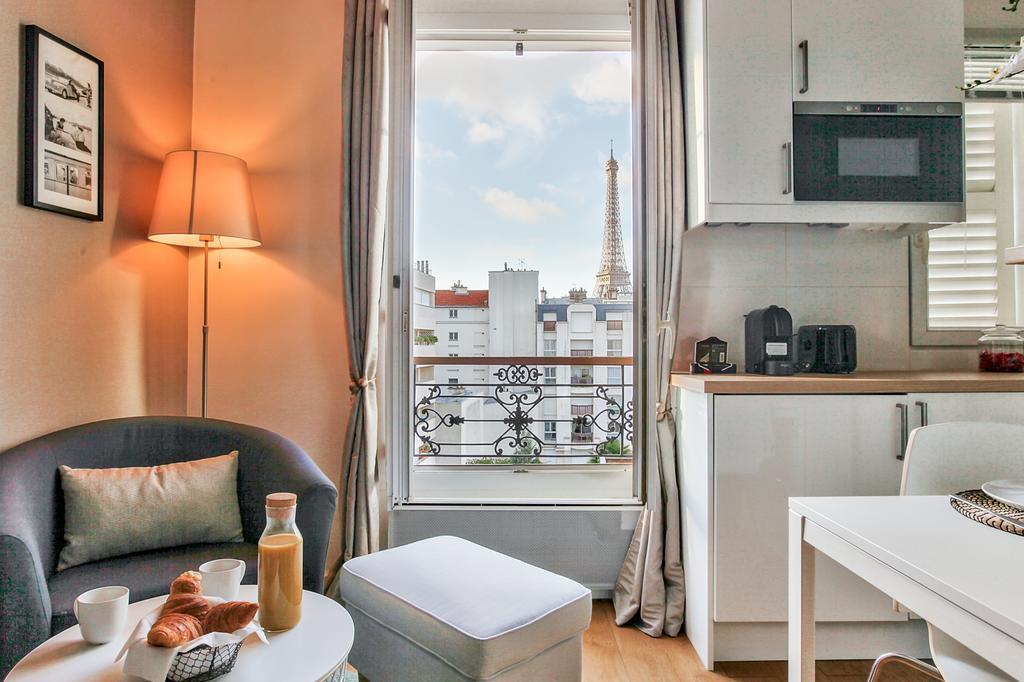 Lovely Nest Eiffel Tower Bottom Apartment