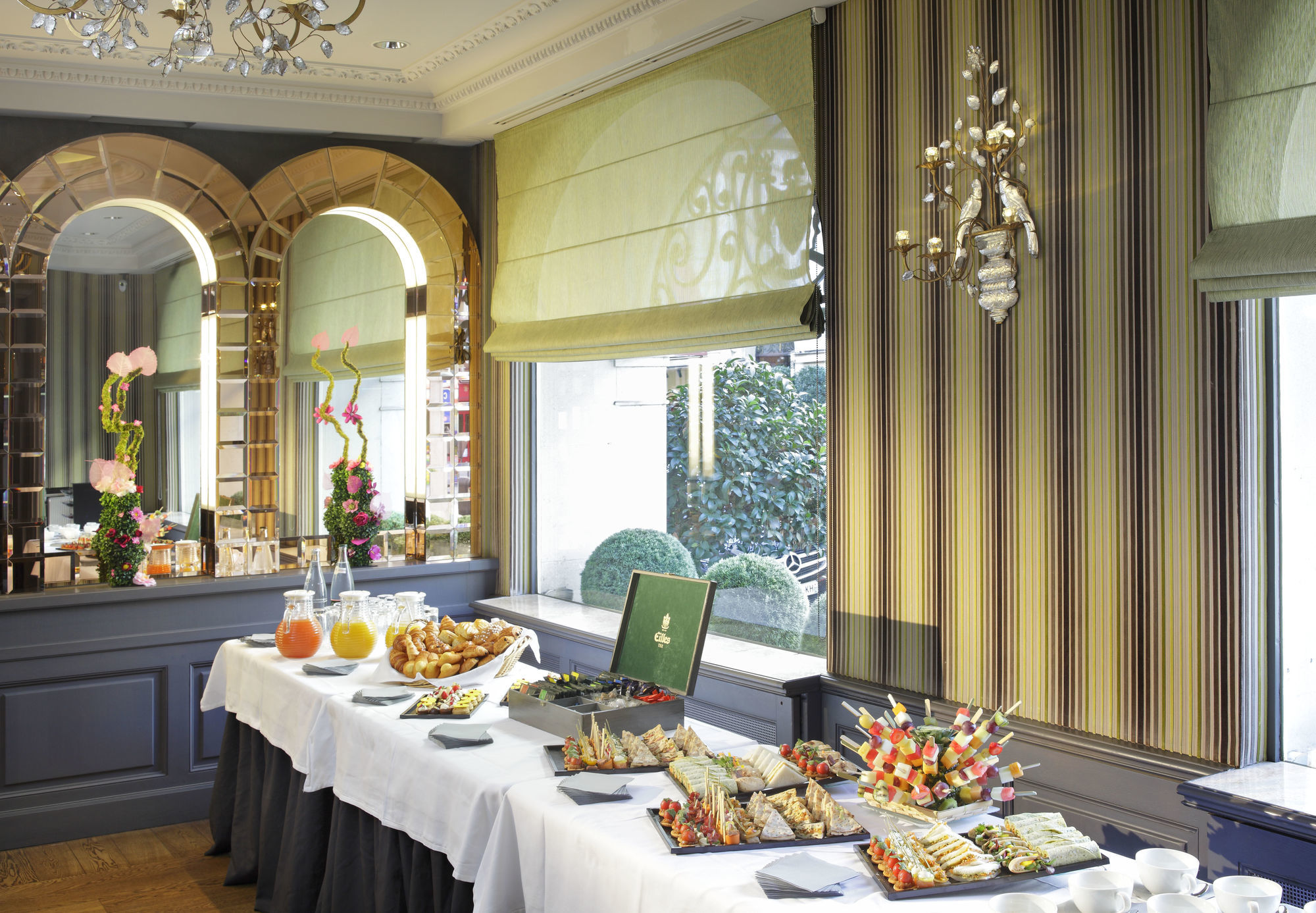 Château Frontenac Hotel Paris
