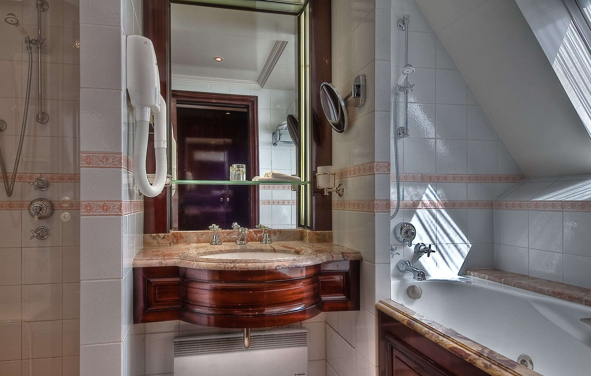 Hotel La Demeure Montaigne 5*