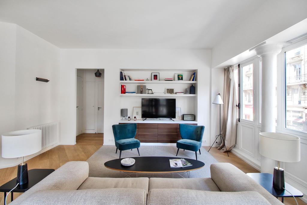 Rue Du Louvre - Luxury Paris