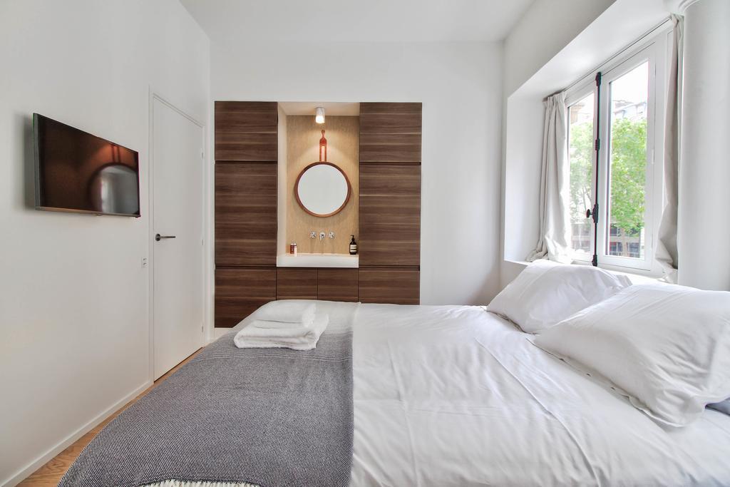 Rue Du Louvre - Luxury Paris