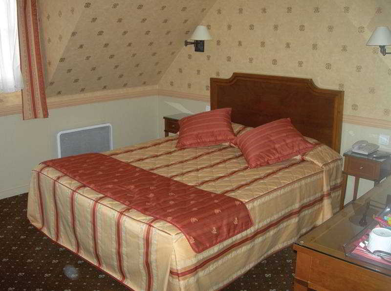 Poussin Hotel 3*