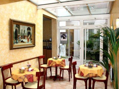 Poussin Hotel 3*
