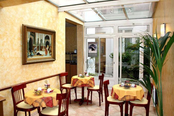 Hotel Poussin 3*