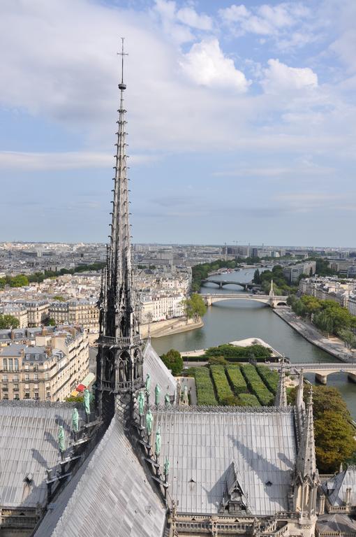 Beatrice Et Emmanuel Meuble Eiffel * Paris
