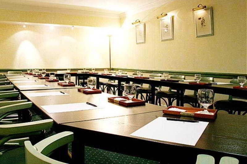 Pavillon Courcelles Parc Monceau Aparthotel 3*