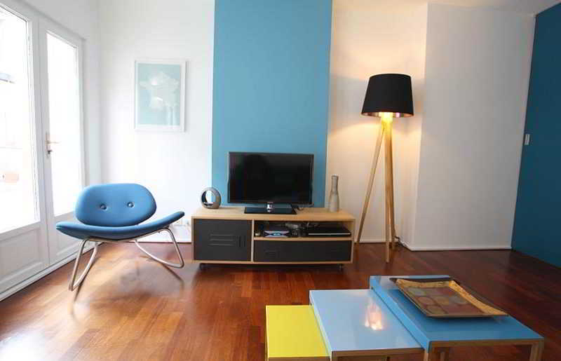 Centre - At Apartment *