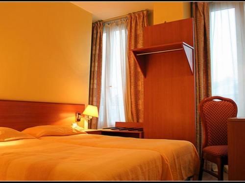 Pax 18e 2* Paris