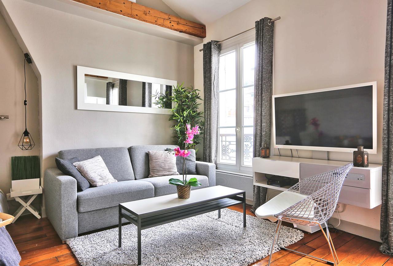 Lovely Nest Eiffel Tower Bottom Apartment *