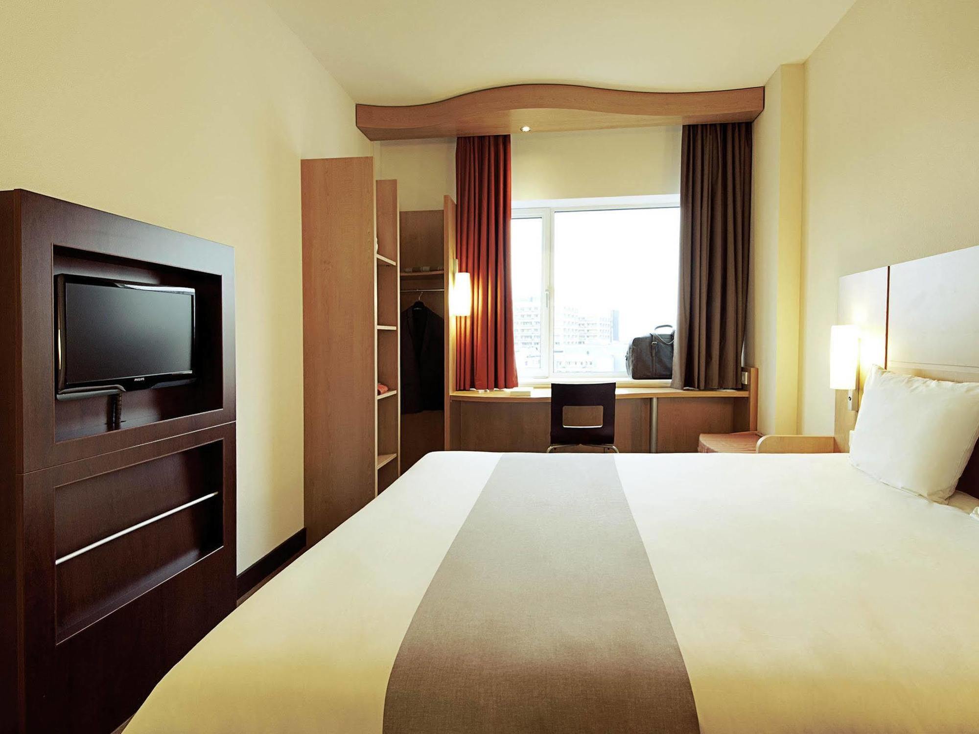 Hotel Ibis Ornano Montmartre Nord 18ème 3*