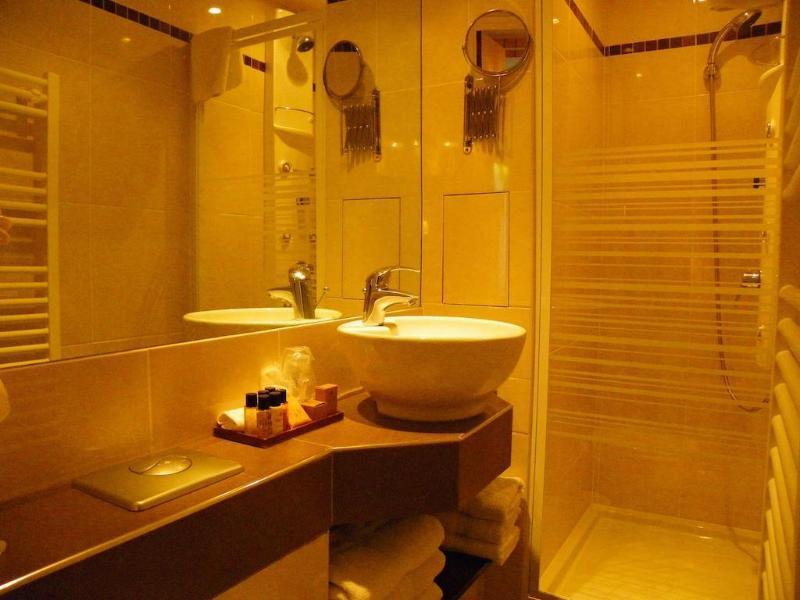 Poussin Hotel