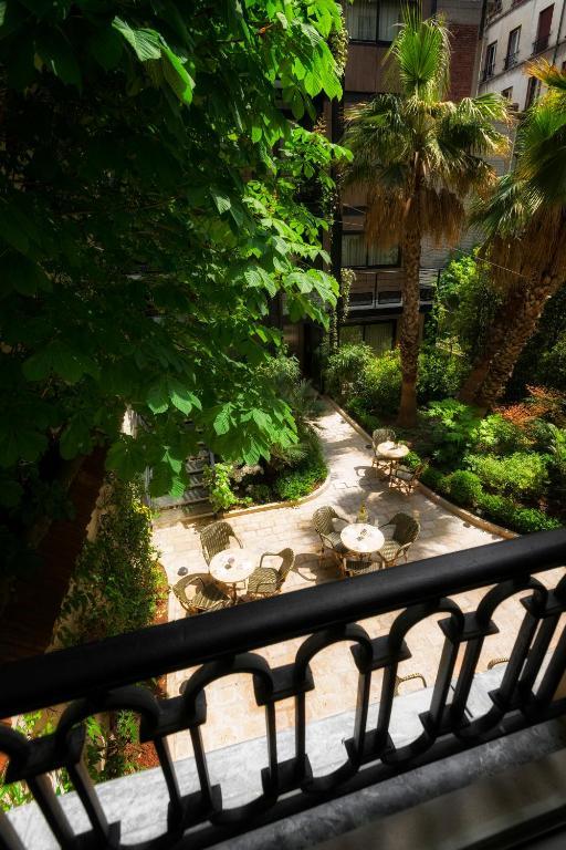 B Montmartre Hotel 4*