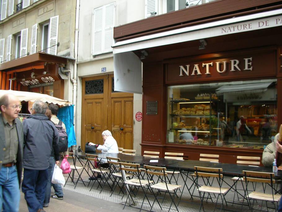 Levis Charming Place Paris