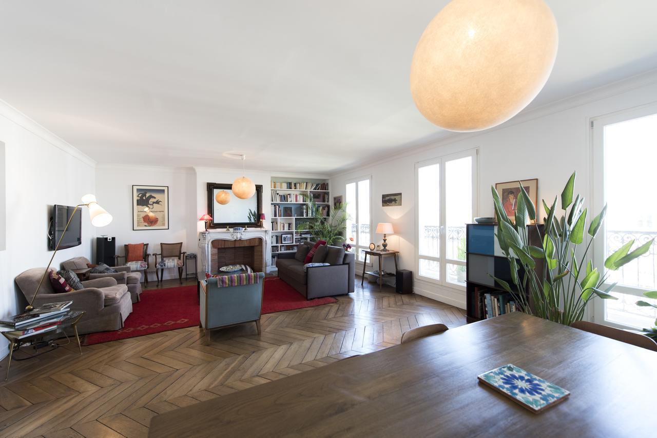 Veeve - Balcony Over The Tree-lined Boulevard Apartment *