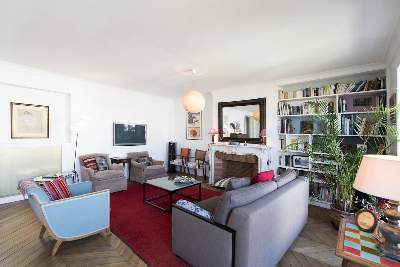Veeve - Balcony Over The Tree-lined Boulevard Apartment Paris