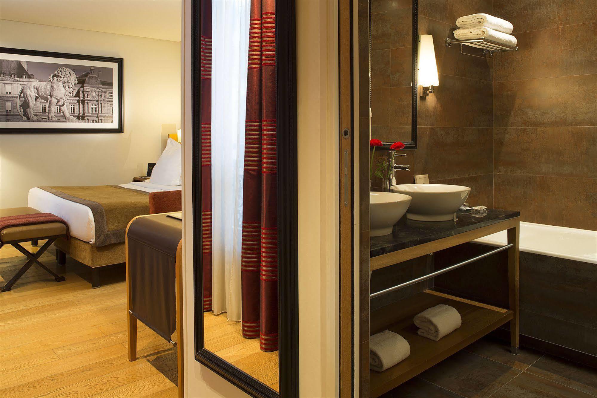 Le Six Hotel 4*