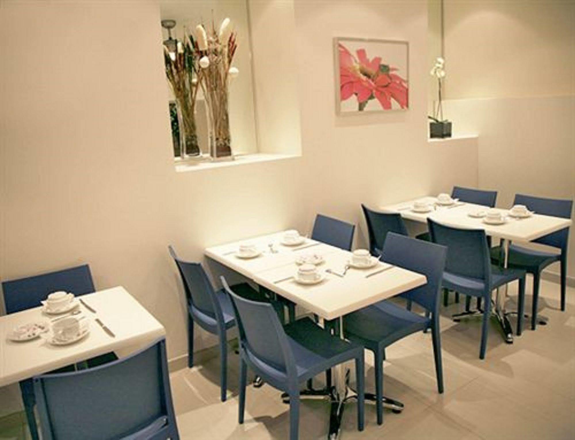 Hotel De Nemours 2*