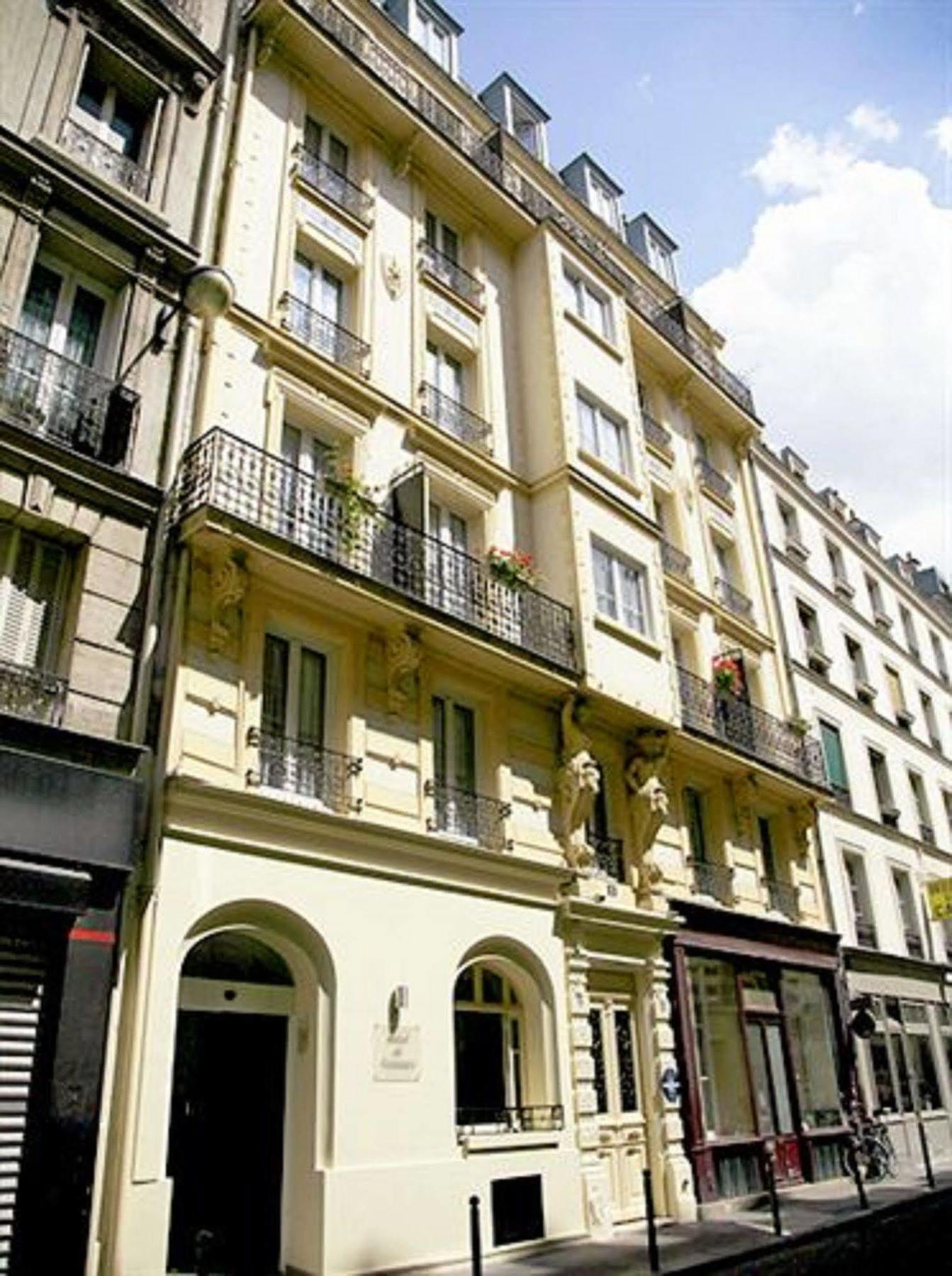 Hotel De Nemours 2*