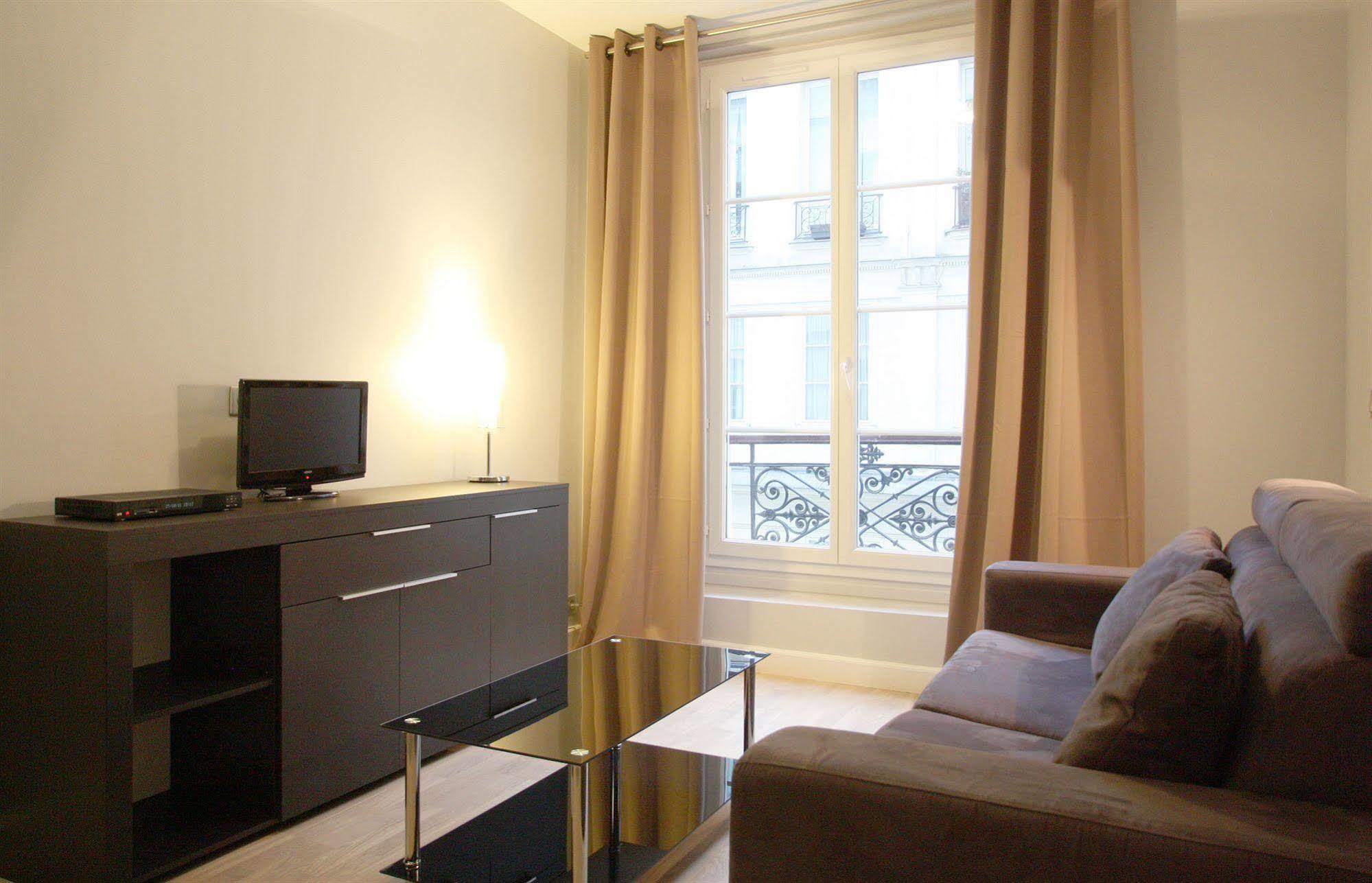 Centre - At Apartment *