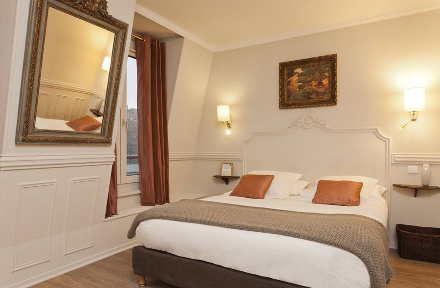 Hotel De La Porte Doree 3*