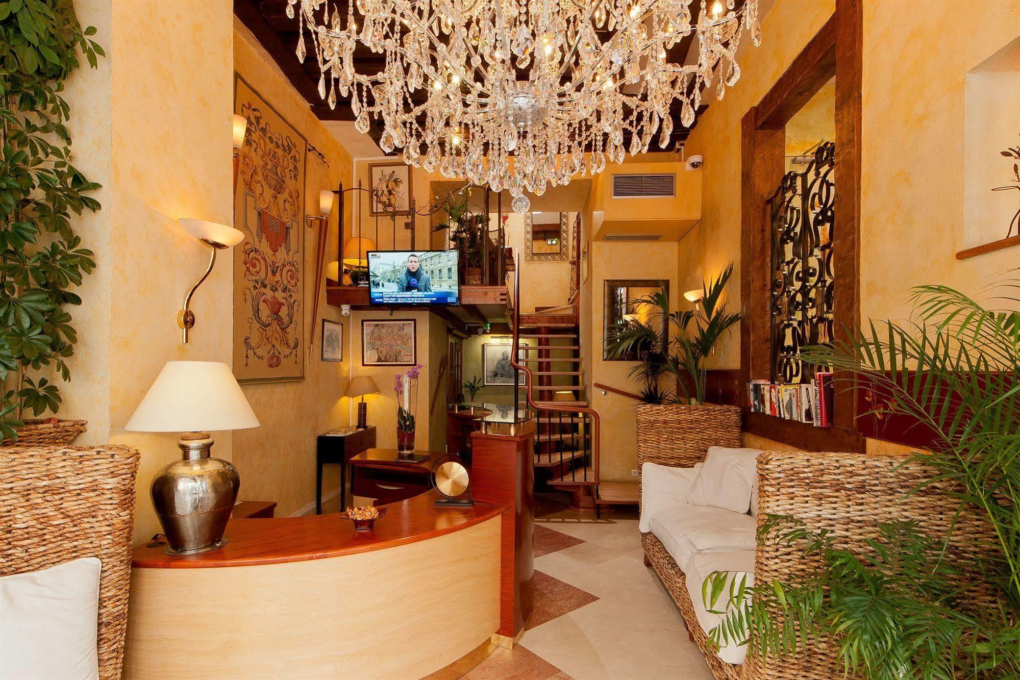 Ecole Hotel