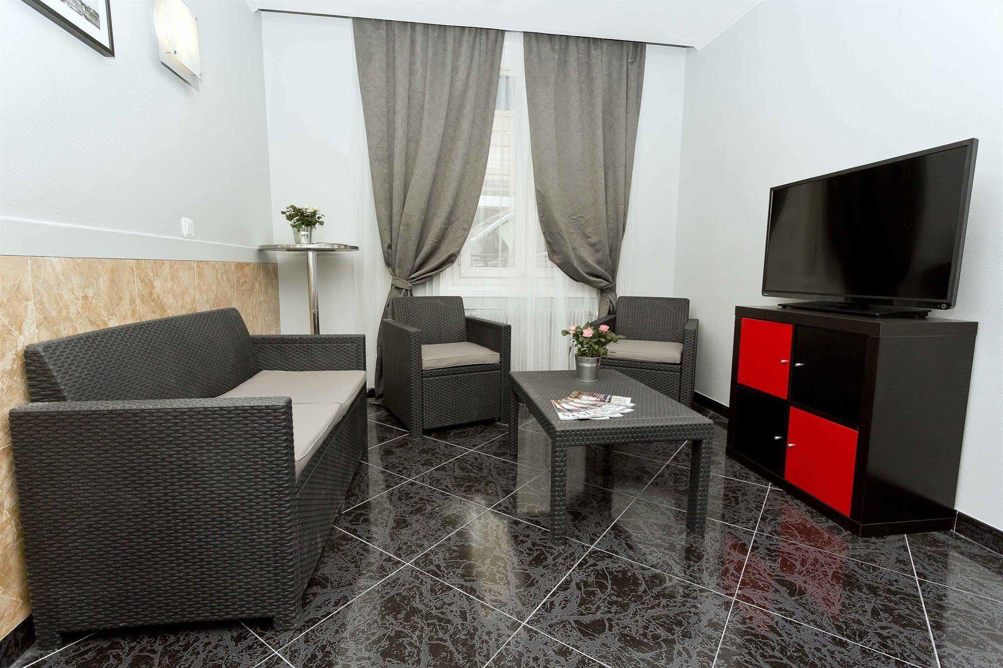 Hotel Hipotel Buttes Chaumont Belleville 3*