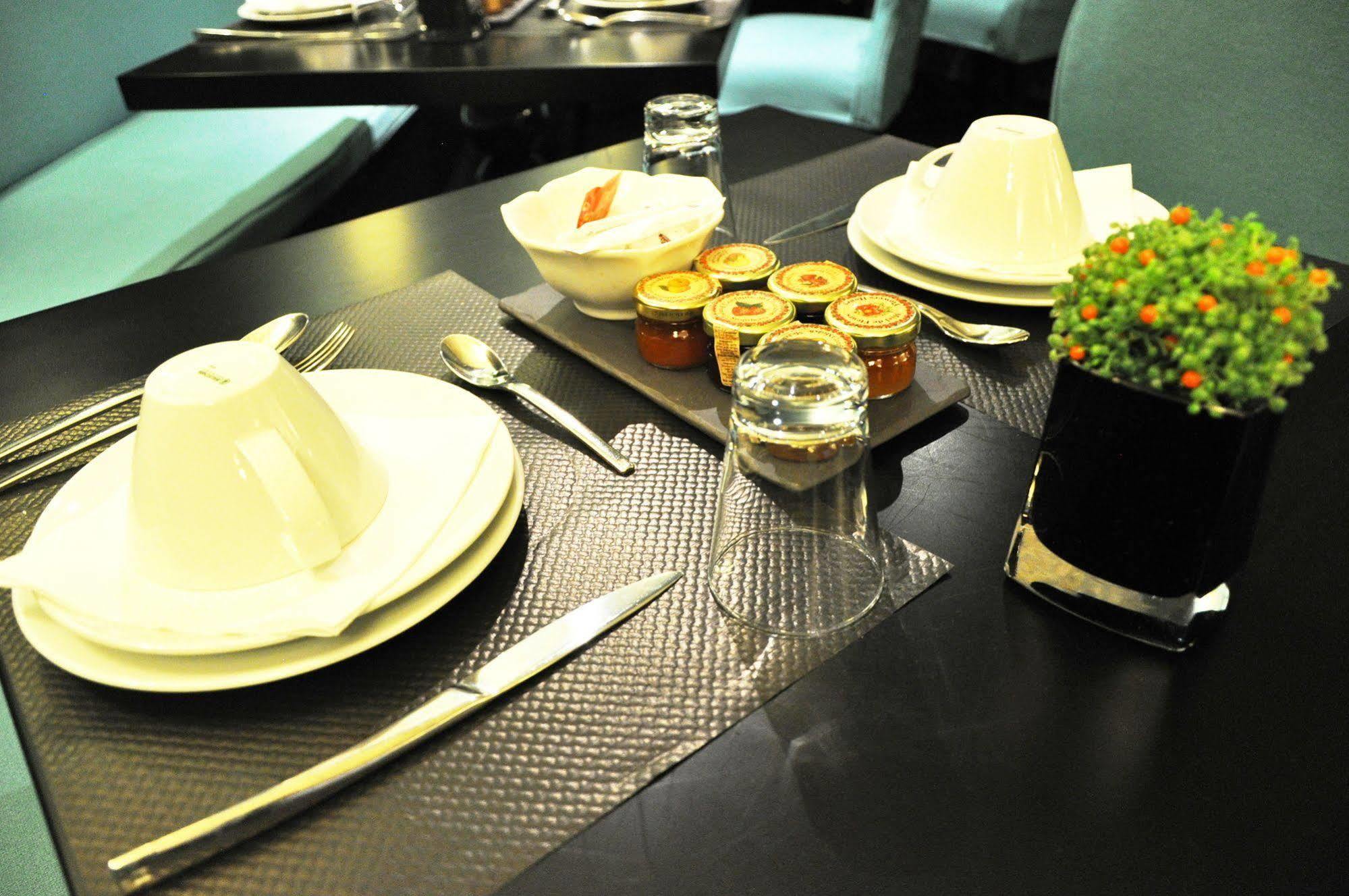 Hotel Monceau Elysées 3*