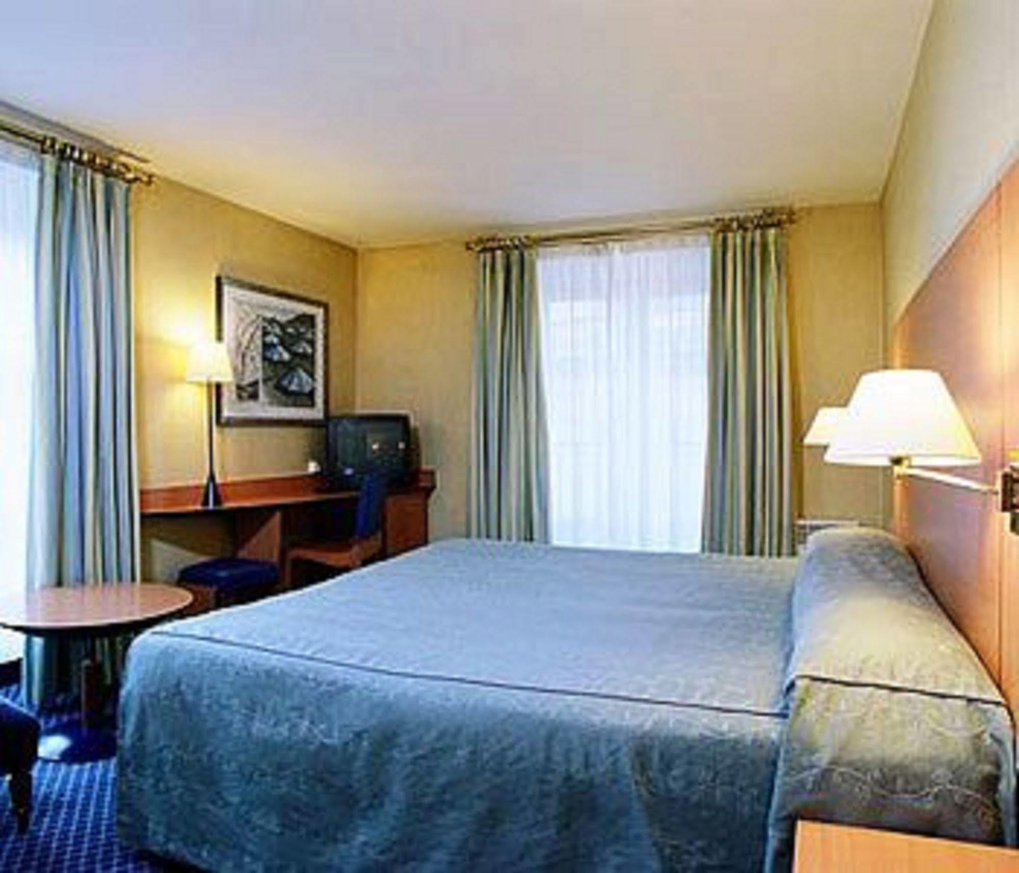 Hotel Lautrec Opera 3*