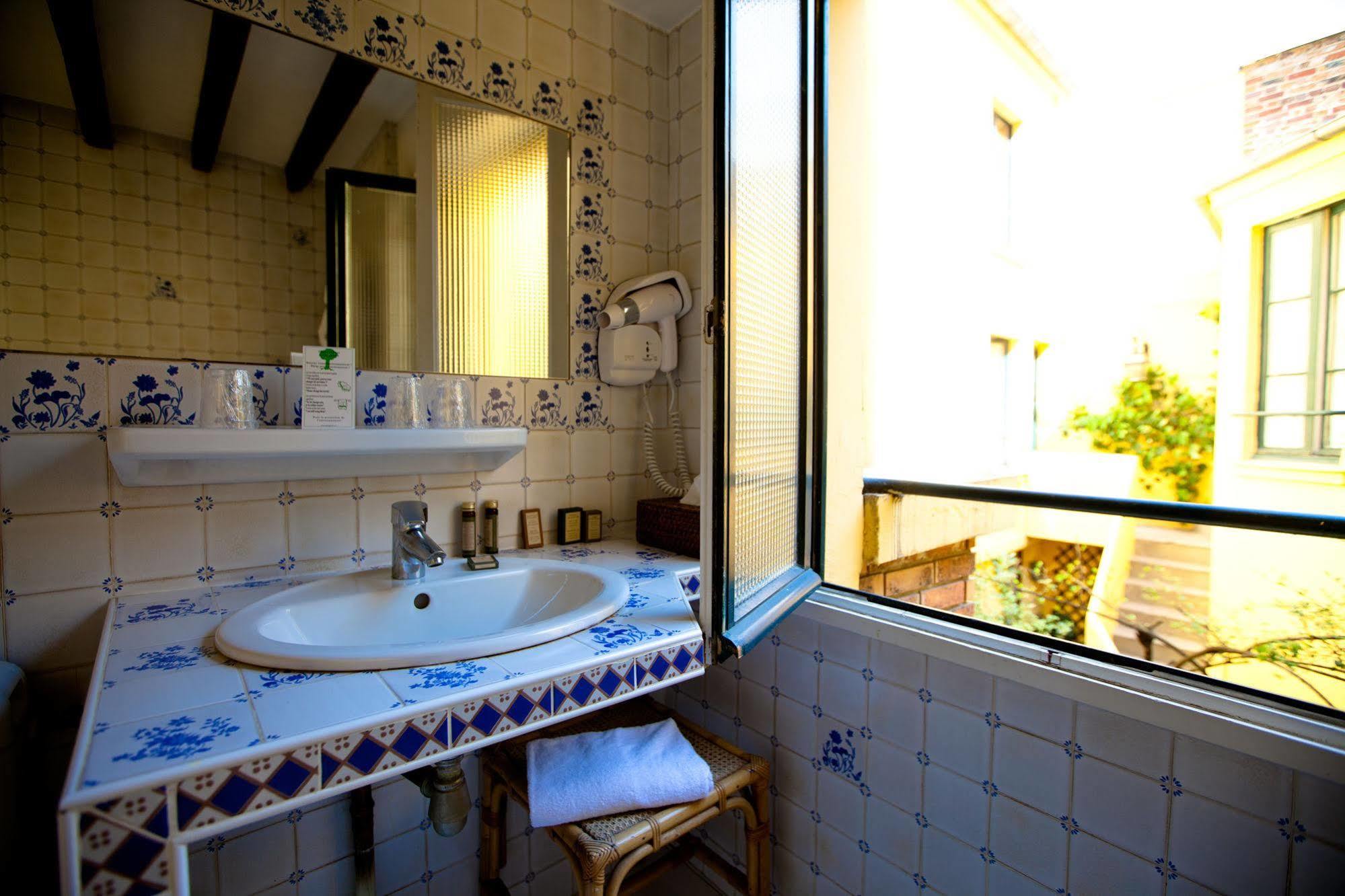 De La Tulipe Hotel 3*