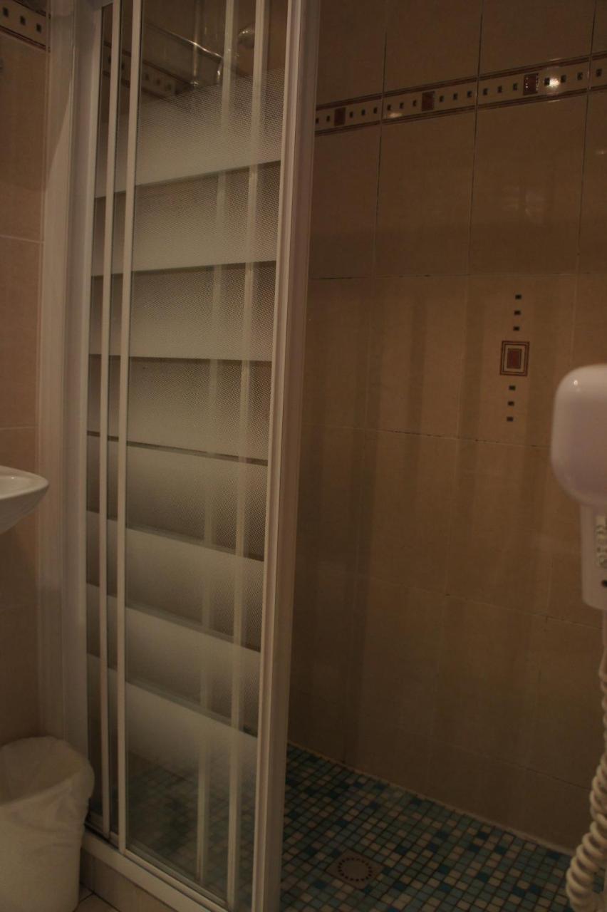 Hotel Edgar Quinet 2*