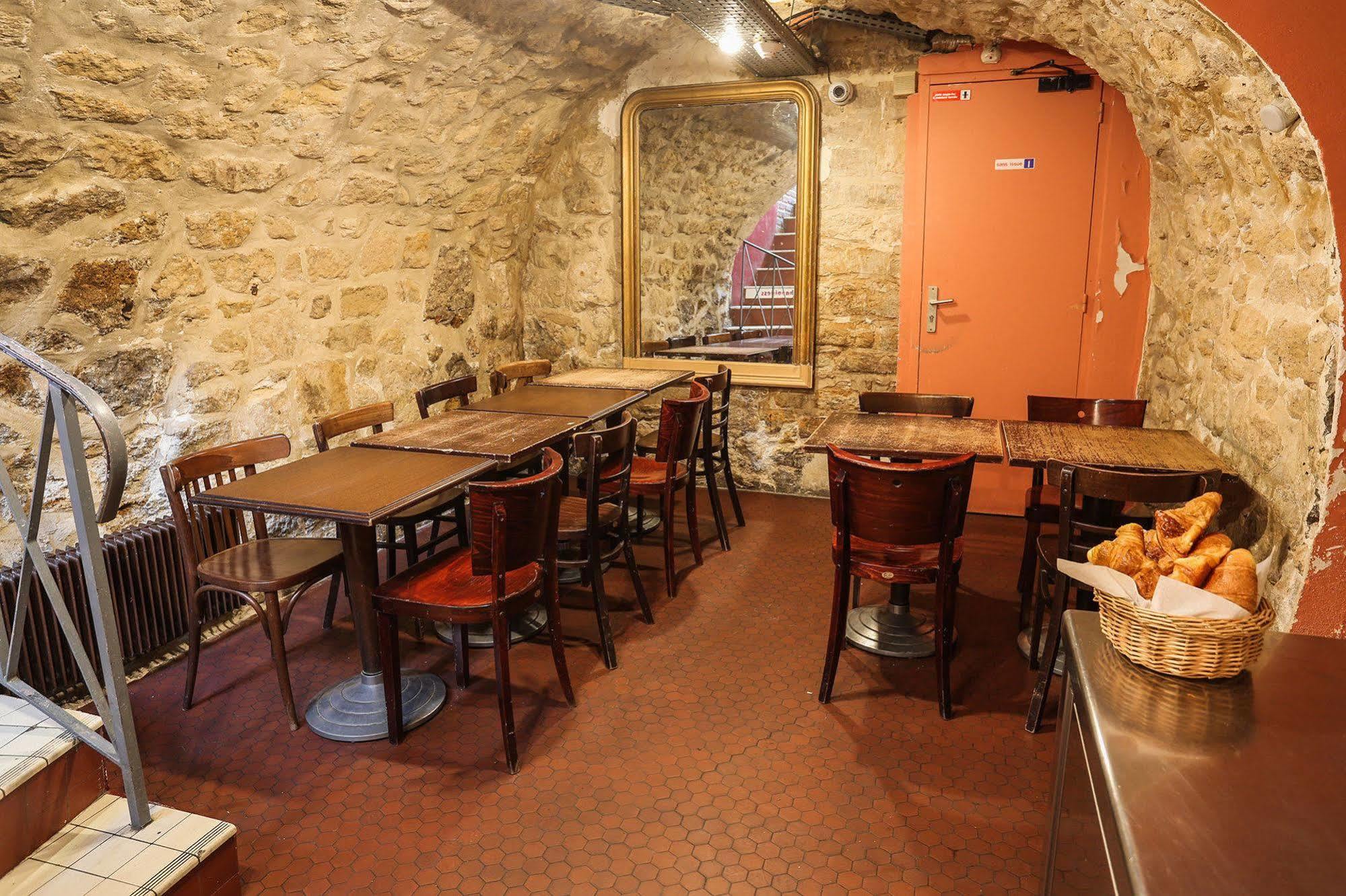 Young And Happy Latin Quarter By Hiphophostels Hostel *