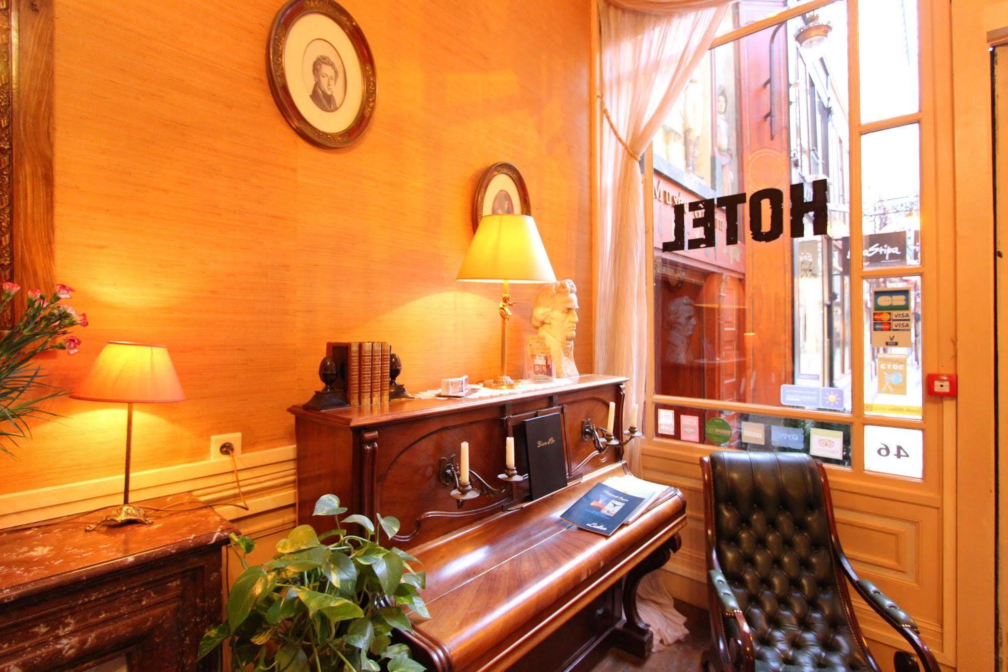 Chopin Hotel 2*